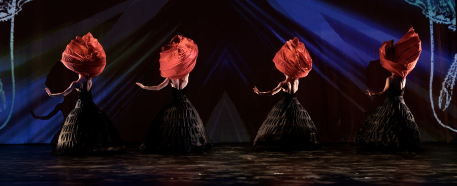 MOMIX «Alice»: Οι μάγοι του χορού επιστρέφουν, ζωντανεύοντας την Αλίκη στη Χώρα των Θαυμάτων