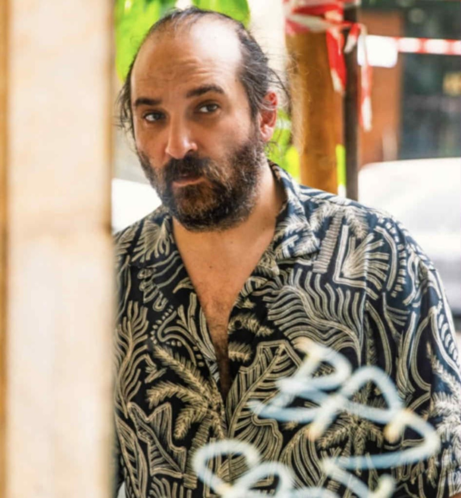 Θοδωρής Σκυφτούλης:  Κάθε φορά που ανεβαίνω στην σκηνή σκέφτομαι ότι θ' αλλάξω τον κόσμο.