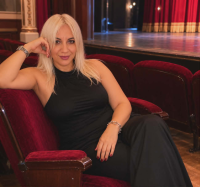 Αθανασία Κιφοκέρη Στιγμιότυπο από διάλειμμα πρόβας της θεατρικής παράστασης «Μια Θεότρελη Οικογένεια», κατά τη διάρκεια της προετοιμασίας της παράστασης στο Πολιτιστικό Κέντρο Δήμου Μοσχάτου στην Αθήνα, το 2026.