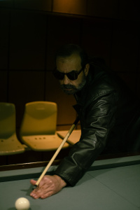 Michalis Kaliotsos ΡΟΥΑ ΜΑΤ του Γιώργου Κλεάνθους 
site specific παράσταση στο μπιλιαρδαδικο Roi Mat 
(Άγιος)
2024