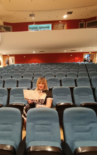 Αθανασία Κιφοκέρη Στιγμιότυπο από τη θεατρική παράσταση «Μια Θεότρελη Οικογένεια», η οποία παρουσιάστηκε στο Πολιτιστικό Κέντρο Δήμου Μοσχάτου, Αθήνα, τον Απρίλιο του 2026.