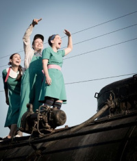 Children who watch trains fly (2013)