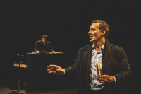 Θανάσης Σαράντος - Ο Αμερικάνος, 2019 (θέατρο)