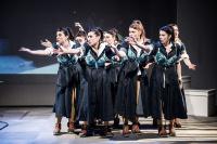 ΚΑΙ ΤΩΡΑ: Ο ΚΟΣΜΟΣ! ή Αυτό που αποκαλείτε Έξω, εμένα δεν μου λέει τίποτα (2020)