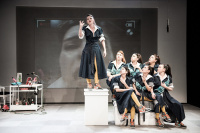 ΚΑΙ ΤΩΡΑ: Ο ΚΟΣΜΟΣ! ή Αυτό που αποκαλείτε Έξω, εμένα δεν μου λέει τίποτα (2020)