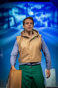 The boy with the suitcase (2017)