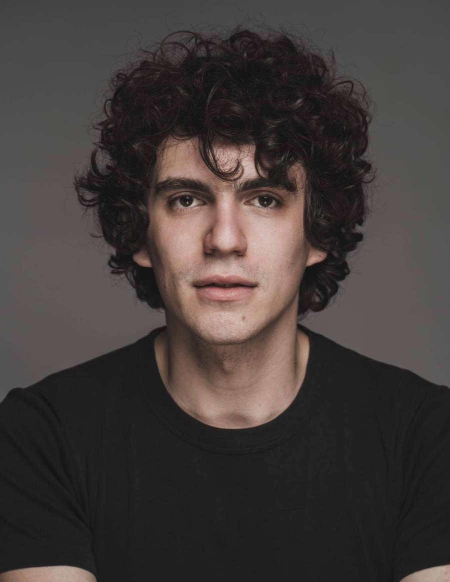 Ο Δημήτρης Καπουράνης μας συστήνει σε μια άλλη Θήβα. unstage.gr