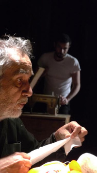 Κώστας Αρζόγλου - Αυτός και το πανταλόνι του, 2016 (θέατρο)