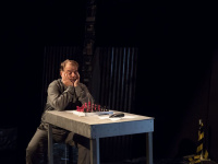 Χάρης Σώζος - Ο Ιατροδικαστής ή Στη μνήμη της Έλλης Λαδά, 2018 (θέατρο)